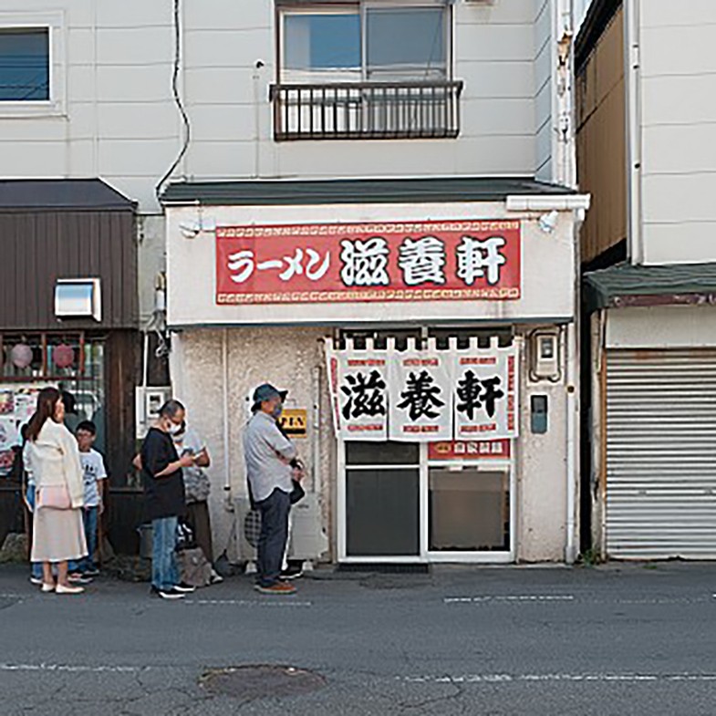 函館自由行6個必訪：飯店推薦OMO5隱藏最強早餐、只賣兩小時的鹽味拉麵「滋養軒」在地人也在排｜Bella出國去