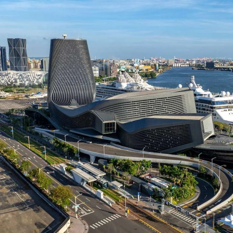 高雄商場新地標「港旅運中心」！360度景觀咖啡店，一覽亞灣景緻