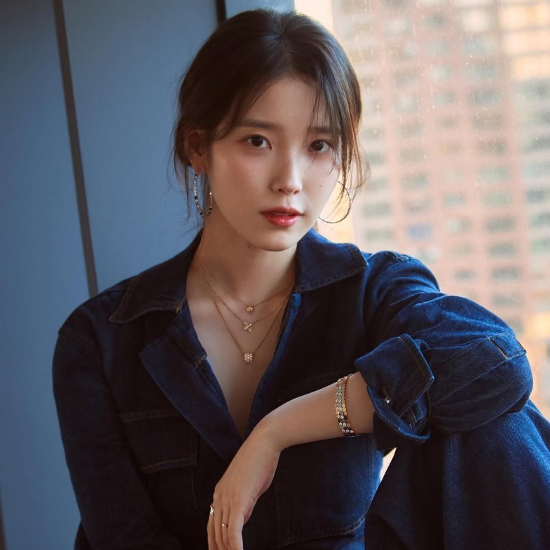 IU襯衫穿搭氣質滿分！秋冬必買平價襯衫推薦6款：Uniqlo、GU千元有找