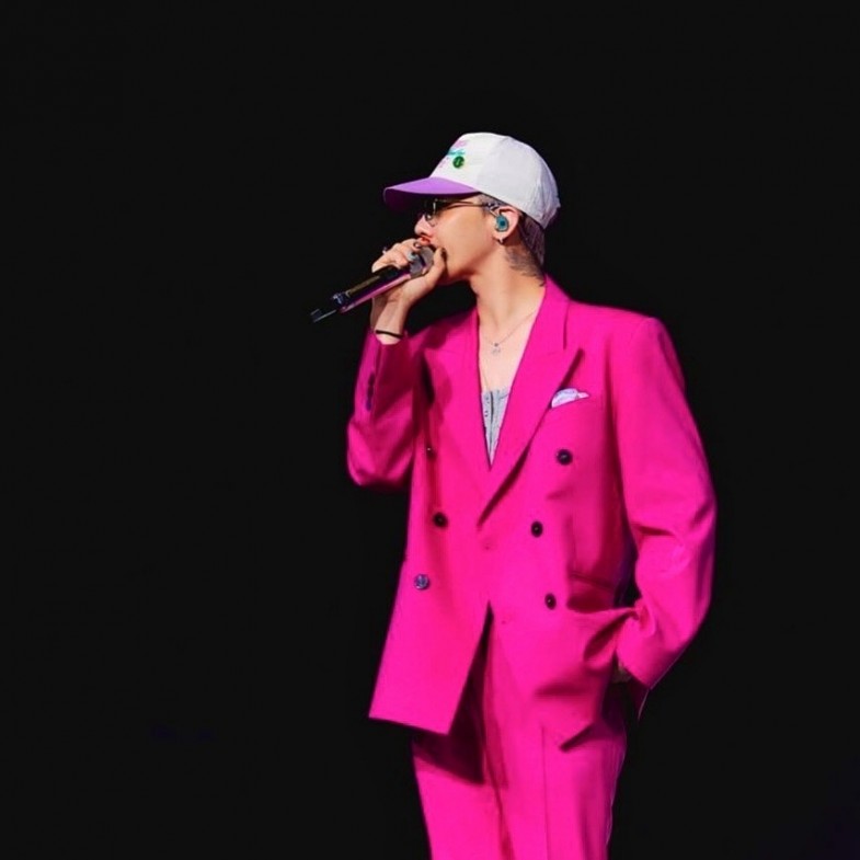 GD x CDG聯名開賣時間、品項一次看！權志龍機場穿搭同款棒球帽將秒殺