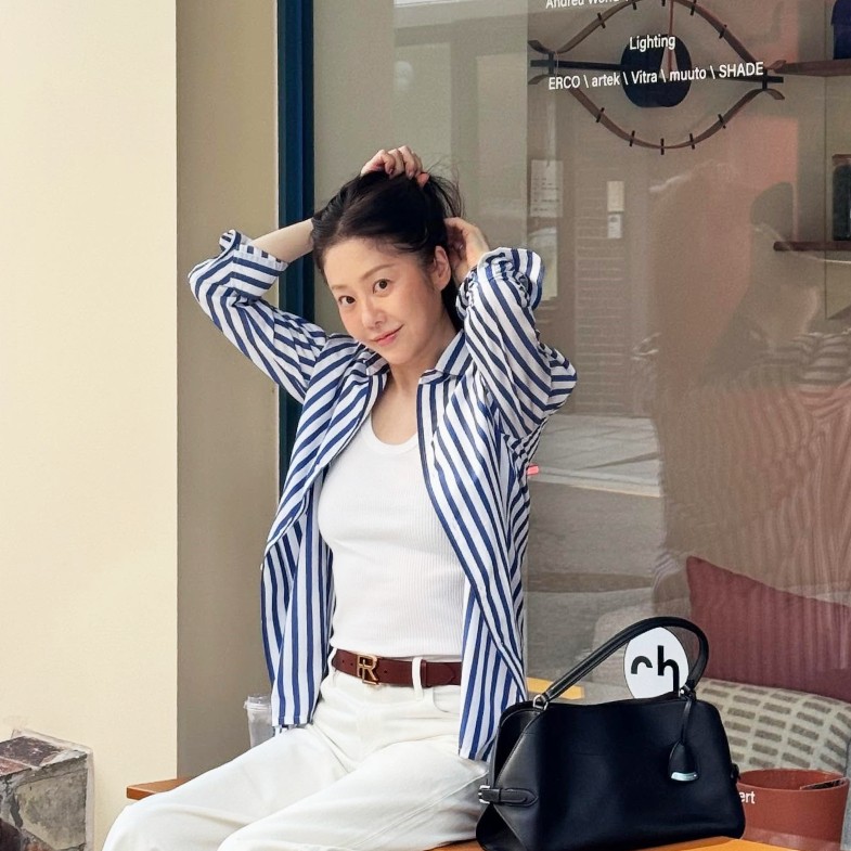 連梅姨都驚呼的凍齡美！高賢廷55歲減齡穿搭10套技巧公開：「球鞋＋襯衫」氣質秒回20代
