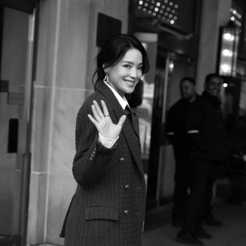 舒淇49歲減齡穿搭靠「配件」加分！白襯衫、牛仔褲搭配「這品牌珠寶」質感秒提升