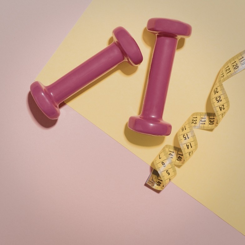 體重正常卻有脂肪肝？醫師揭秘女性「看不見的胖」：內臟脂肪攀升 5 個早期警訊，壓力大是關鍵主因