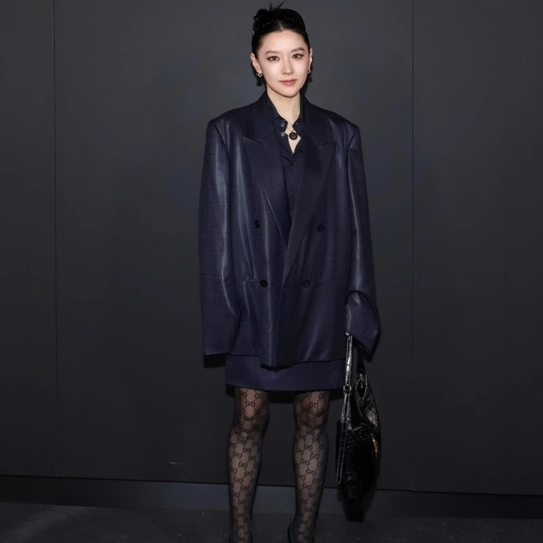 55歲李英愛減齡穿搭！裙子穿搭5招：Gucci賈姬包＋On運動鞋回春20歲