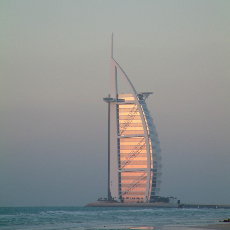 杜拜機場終於復飛！航班「限量開放」，阿聯酋航空急發登機條件