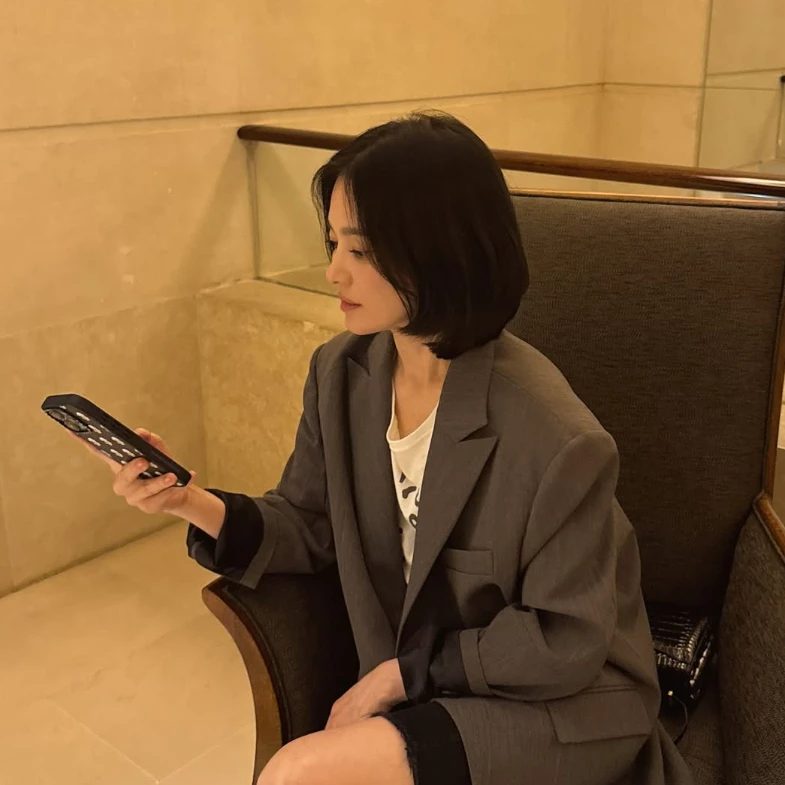 44歲宋慧喬中分鮑伯短髮太減齡！5款顯小臉髮型推薦：八字瀏海、層次剪圓臉也適合