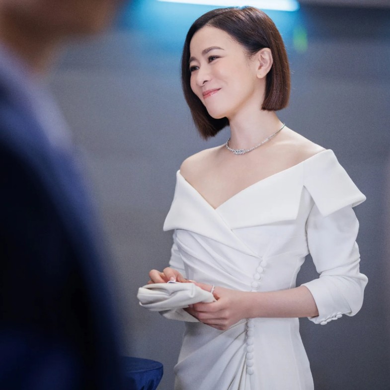 佘詩曼《新聞女王》職場穿搭4招＋14件配飾推薦：減齡穿搭必學