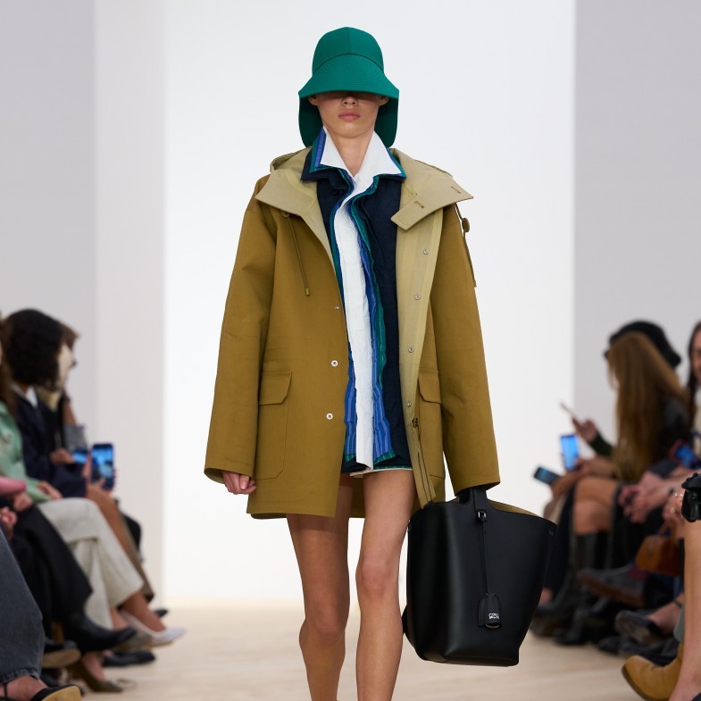 金裕貞甜美現身Loewe 2026春夏大秀！6亮點：雙人設計師首秀，為西班牙美學開啟新篇章