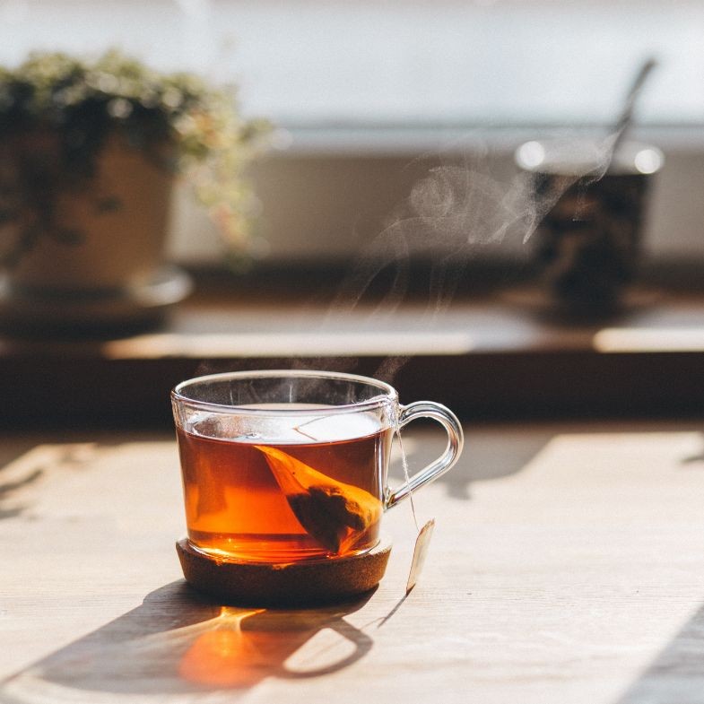 喝茶擔心難入睡？ 7 款「無咖啡因茶」推薦：黑豆茶、決明子茶...功效與飲用禁忌懶人包