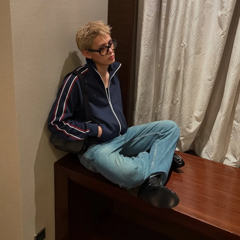 Cortis趙雨凡、馬丁同款YSL肩背包曝光！準備亮相巴黎男裝週