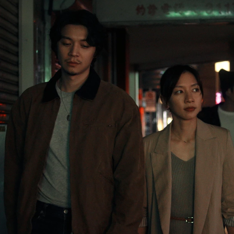 《明日的過客》女星獻「銀幕初吻」侯彥西拍完就忘，「極簡編制」演員妝髮自己來！