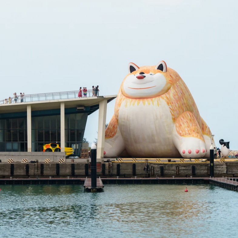 超療癒！14米巨型博美現身屏東看海美術館 《日常偏移》免費參觀