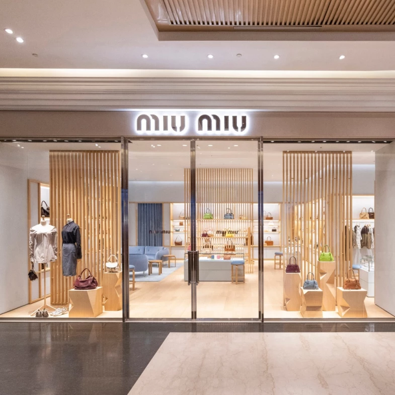 Miu Miu全台最大店「在這裡」！2026秋冬全系列一次看，更有全球限量款獨家開賣