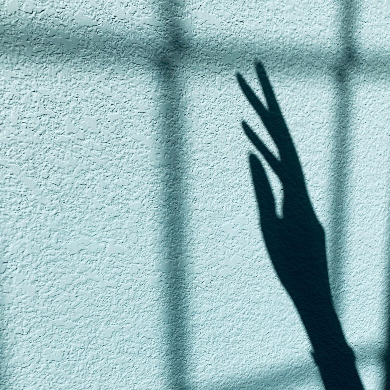 總是樂於助人卻沒人感激？心理學解析：為何「太好」反而惹人厭