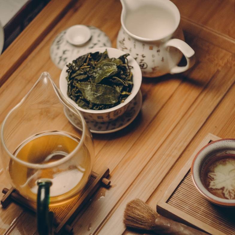泡完茶別急著丟！「茶葉渣」隱藏版 7 大妙用：除了去油、除臭，還能變身天然肥料與「抗氧化」美膚神器