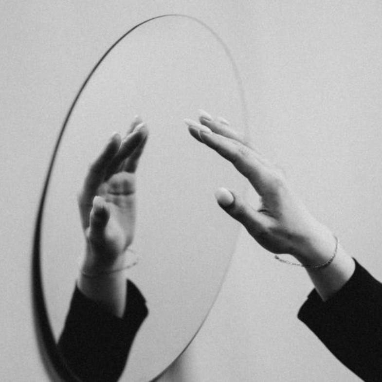 你以為的愛，其實是自卑在作祟？5個讓關係越愛越累的心理陷阱