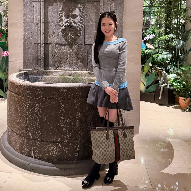 金馬紅毯主持人楊千霈44歲減齡穿搭！亮色系單品+短褲宛如大學生