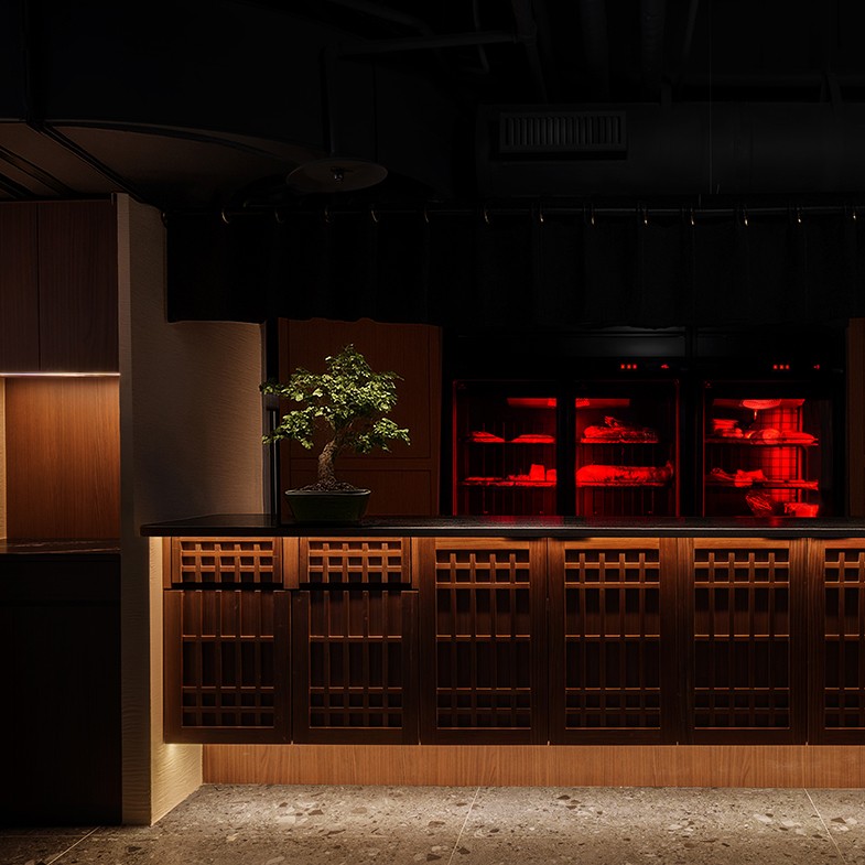 台中燒肉BAY找來《單身即地獄》主廚文世勳操刀，6款小菜無限續，秘製洋蔥醬是重點