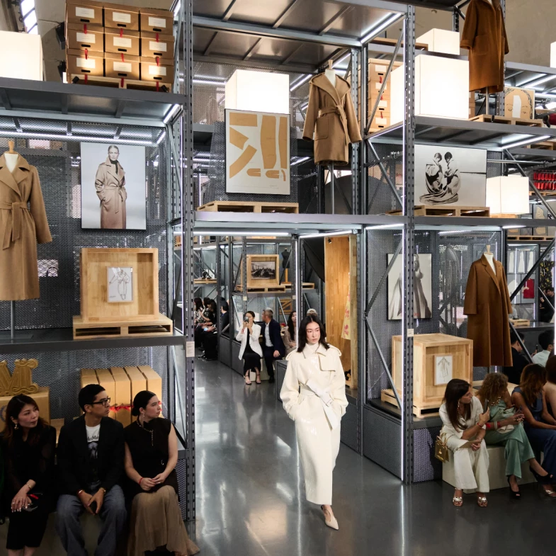 睽違10年！Max Mara75週年重回上海「展中走秀」巨型泰迪熊、檔案室，2027 Resort度假系列開新局