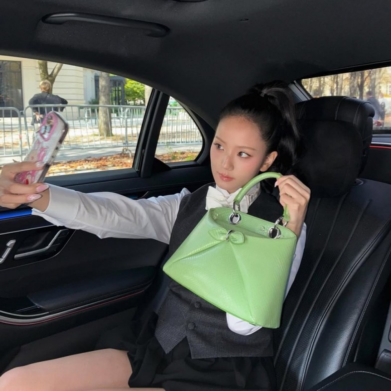 Dior用「蝴蝶結」收服少女心！Jisoo同款、升級版黛妃包詢問度飆升
