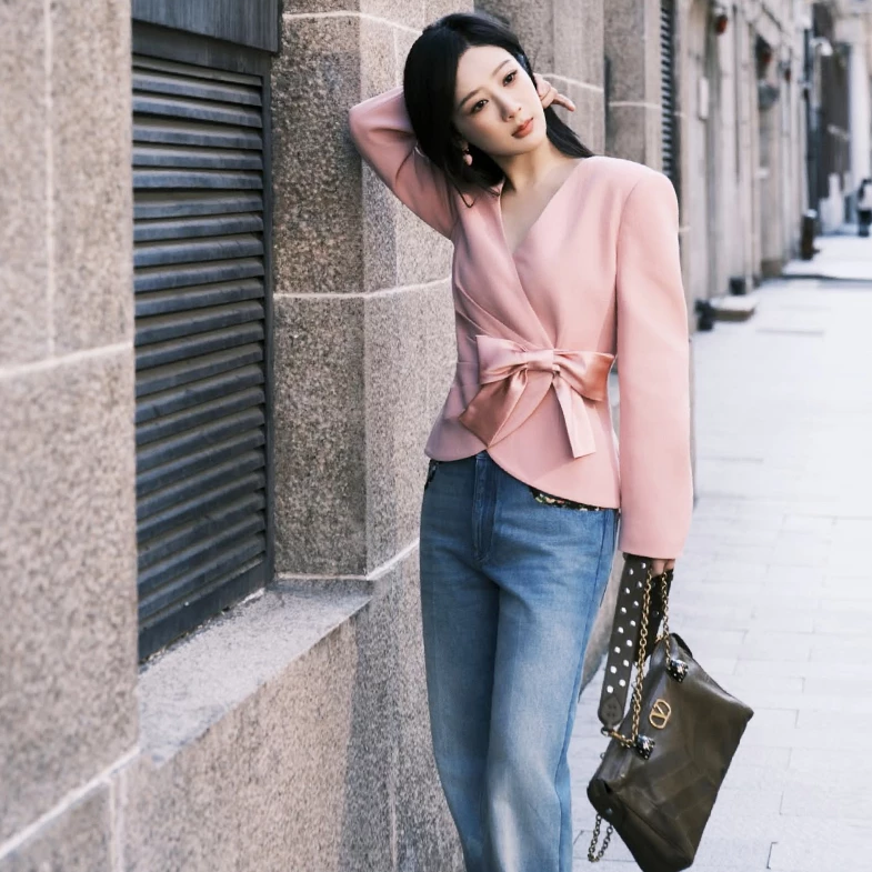 《家業》楊紫私服太圈粉！14套「顯瘦減齡」穿搭全解析：皮衣、丹寧這樣搭更修身