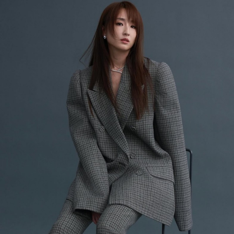 40歲柯佳嬿減齡穿搭靠「頸鍊」加分！三萬內推薦6款：香奈兒、LV一篇整理