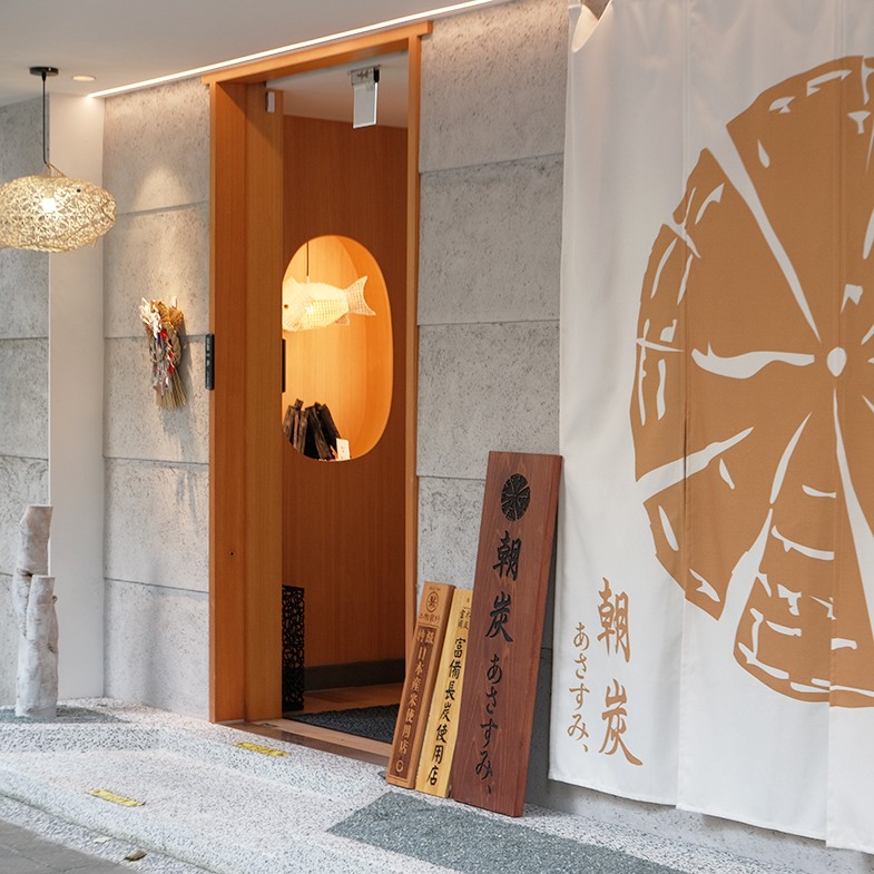 民生社區美食！隱藏版烤魚店「朝炭」：師承二星名廚，只賣早午餐！