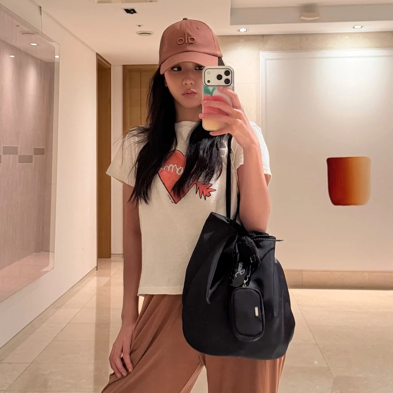 Jisoo平價包登熱搜！「韓版Prada」Avam袋包5盤點：秀智也在揹