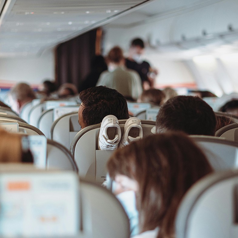 搭飛機這樣做很討厭！《CNN》統整10件機上顧人怨行為：座椅可以傾斜嗎？