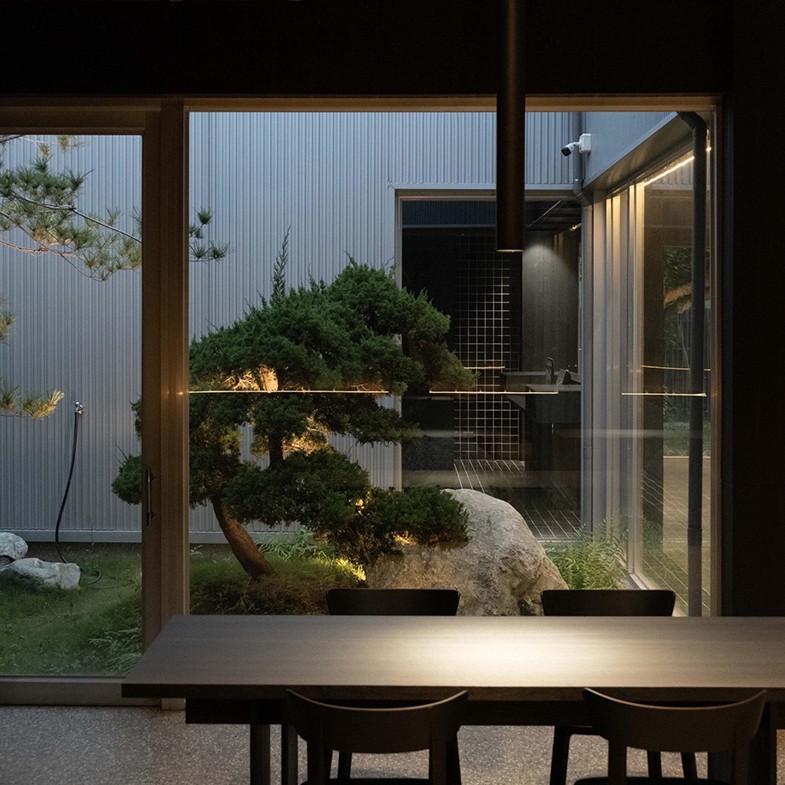 屏東最美餐廳「美菊披薩」憑什麼讓人專程南下朝聖？30小時發酵、黑色空間太有態度