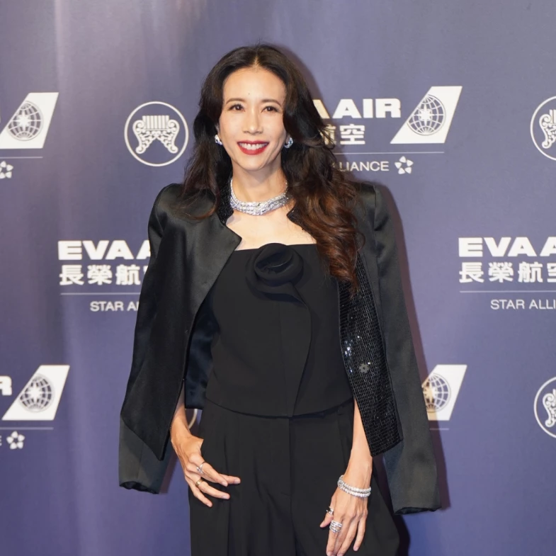 【金曲37紅毯】56歲莫文蔚長捲髮太減齡！7款熟齡捲髮推薦：波浪捲、法式捲、大旁分顯小臉