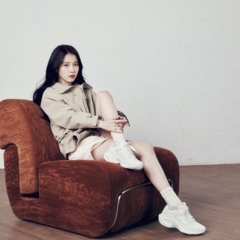 2025白色運動鞋必收推薦Top 10！Asics、Hoka極簡百搭，New Balance「這雙」IU同款