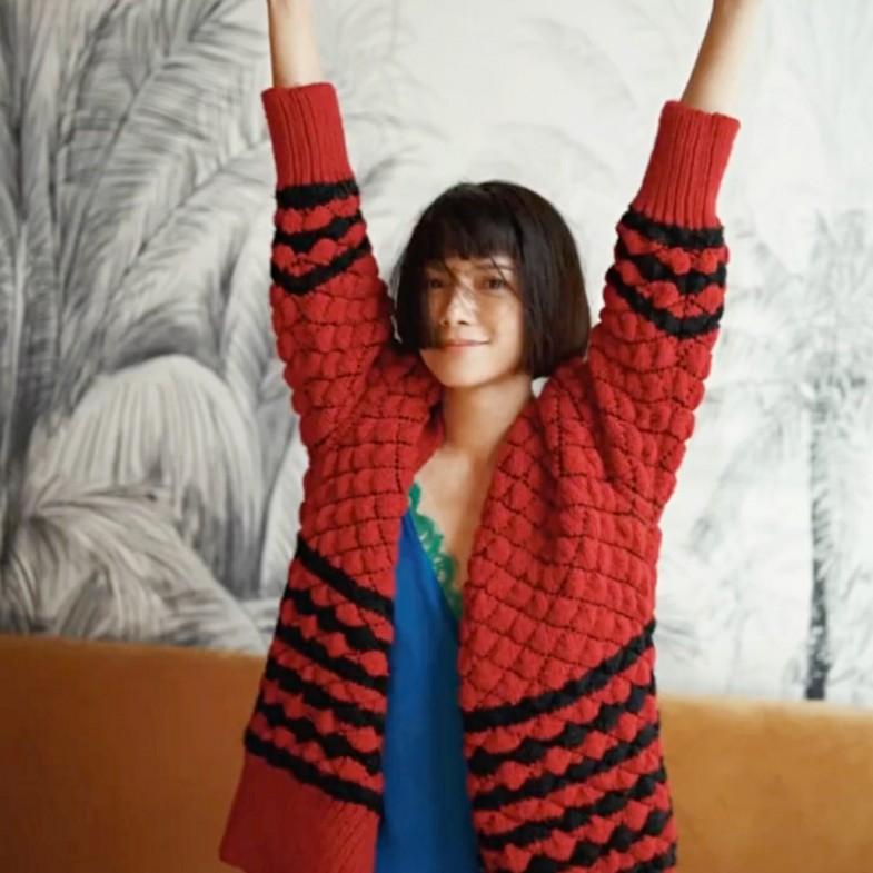 《回魂計》李心潔49歲「色彩穿搭」5技巧公開！大膽跳色穿出風格