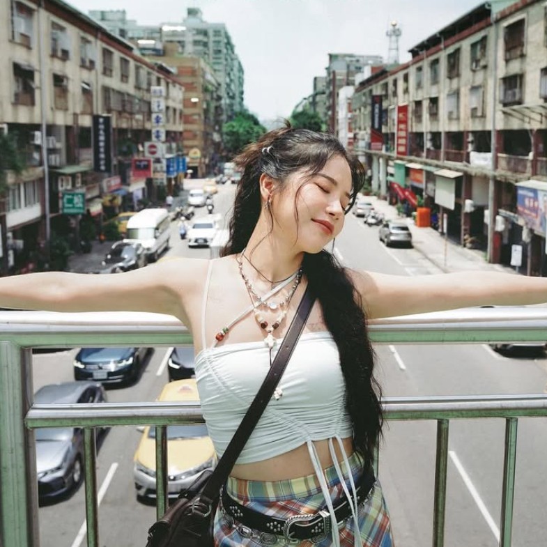 女團隊長頌樂穿搭「台灣感性」街頭5造型：夏天「這樣穿」超顯瘦