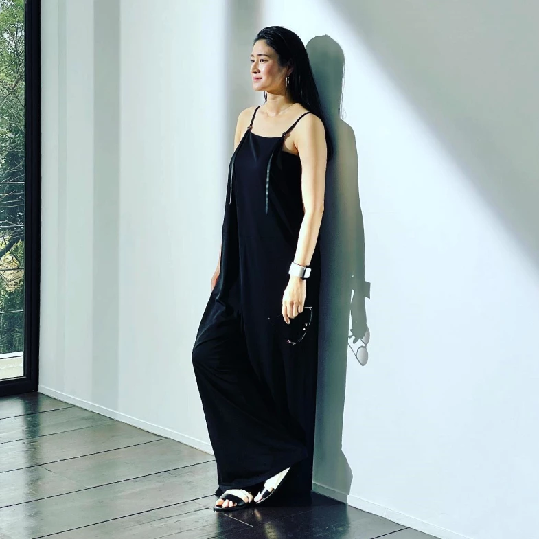 松山研一妻子小雪50歲減齡穿搭公開！熟齡女人必學21個藏肉顯瘦技巧：寬褲、棉麻穿出高雅鬆弛感