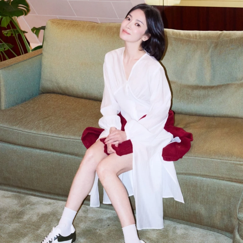 宋慧喬白洋裝搭「這雙」薄底鞋太減齡！一秒變女大生，舒淇也愛穿
