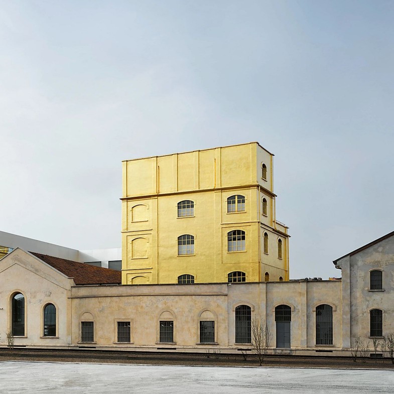 Prada版圖再擴張！收購Versace後，加入「房地產」之爭｜時髦經濟