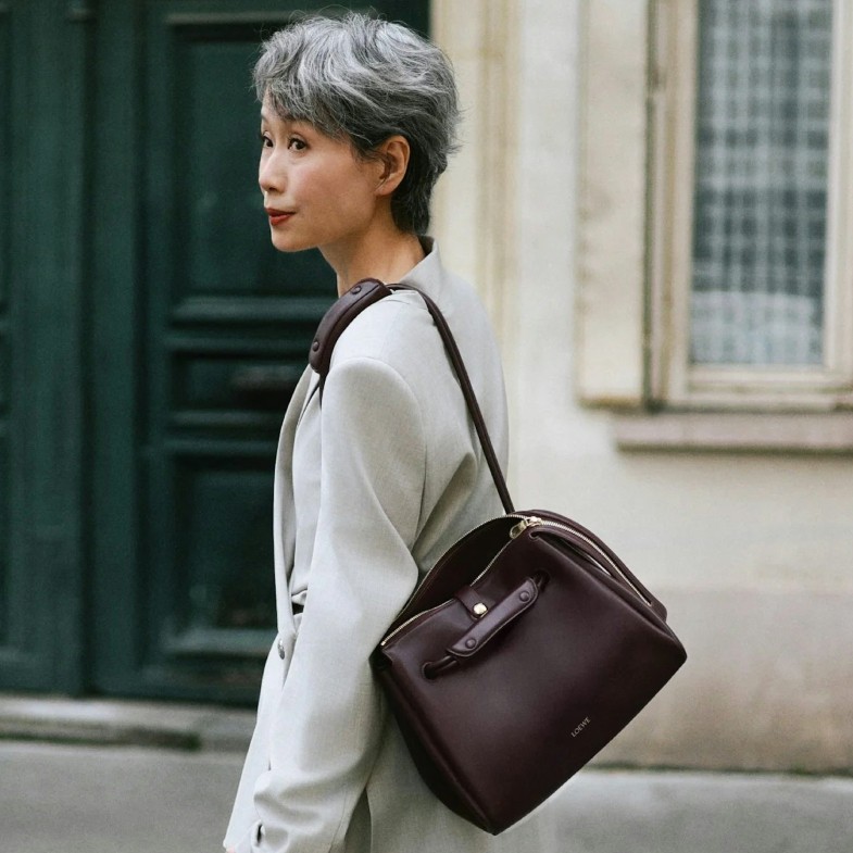 美拉德棕色通勤包推薦8款：葉童Loewe「這新款」社群爆紅！