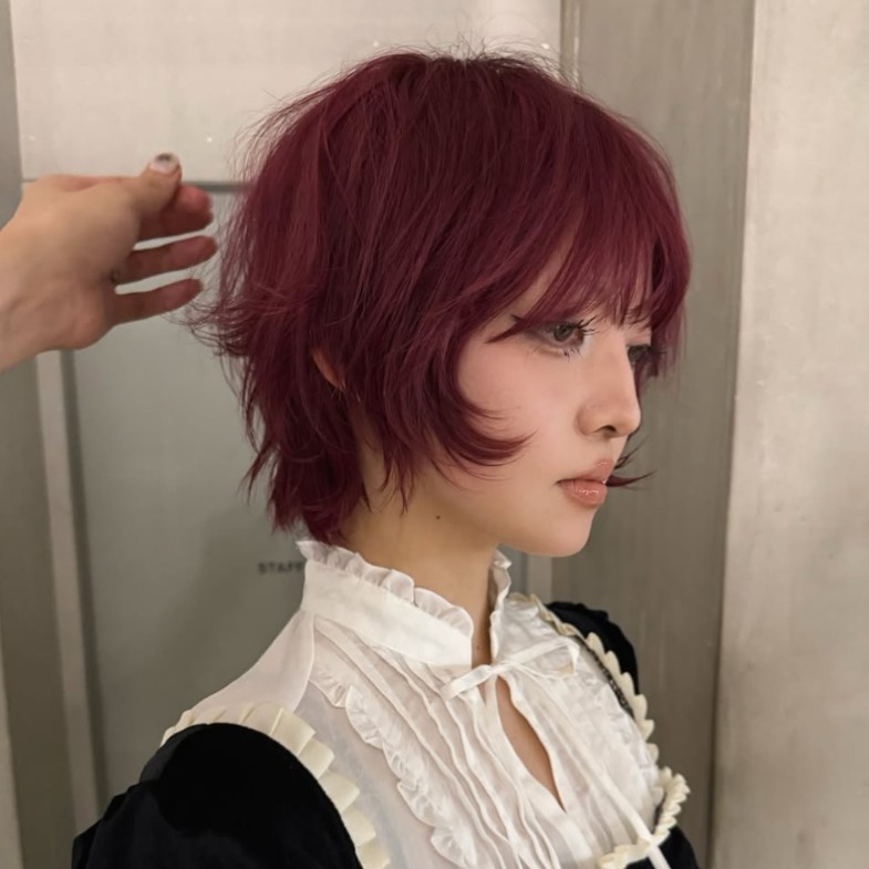 紅色頭髮造型推薦16款！鮑伯短髮、鎖骨剪到狼尾剪，顯白又時髦的染髮靈感