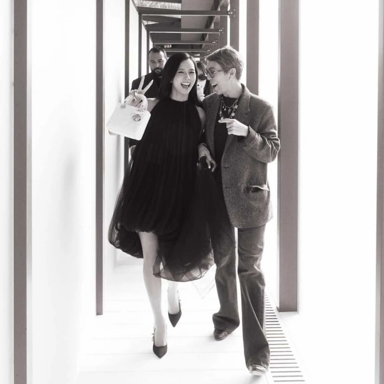 Jisoo悼念Dior公關總監辭世，Loewe最新代言人揭曉｜時尚一週大事