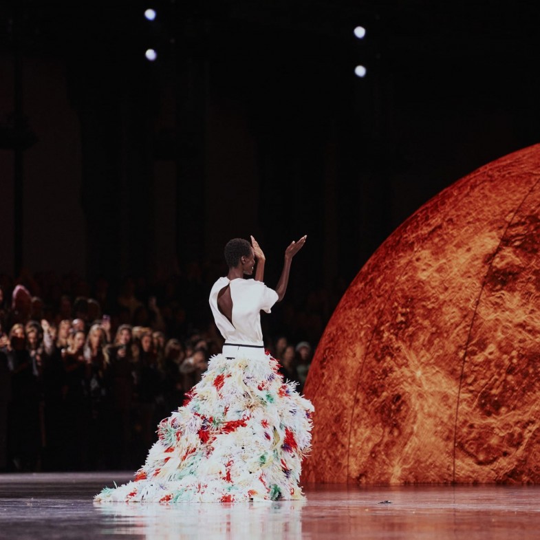 Chanel 2026春夏藝術總監為品牌打開新格局！10大亮點解析，香奈兒女士羅曼史成靈感起點