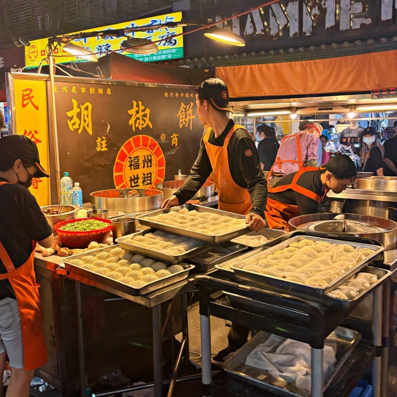 【食間到】玄彬指名要吃！米其林認證饒河夜市「世祖胡椒餅」為何長紅40年？