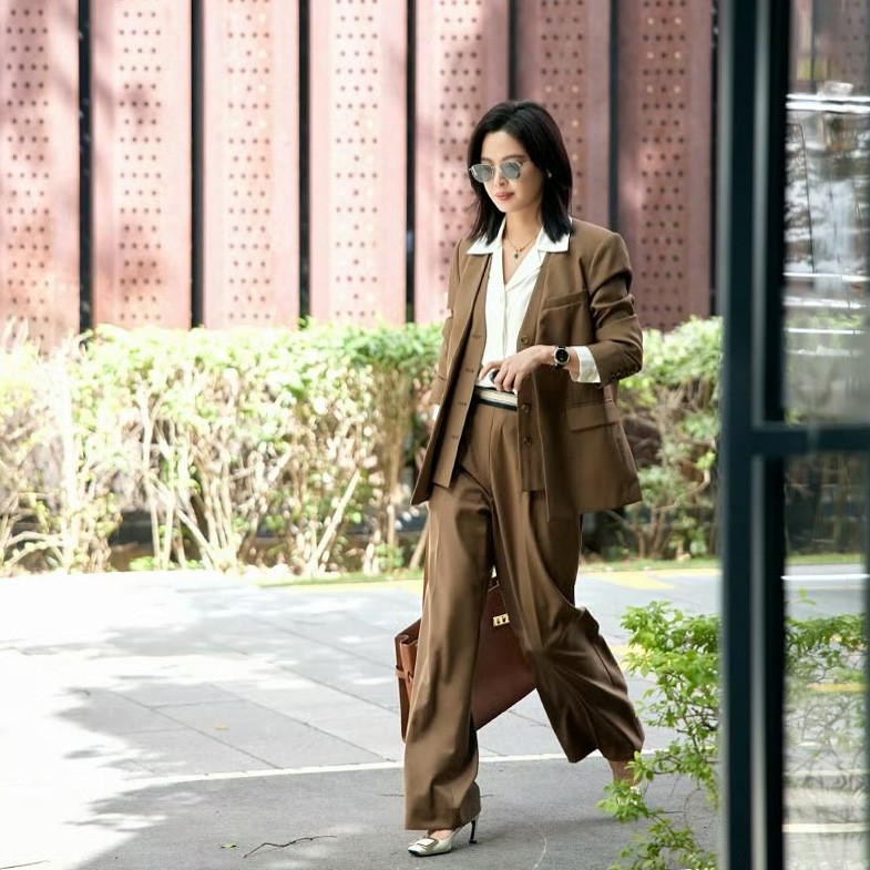 辛芷蕾《女神蒙上眼》西裝造型解析：職場女性必學的7套穿搭重點