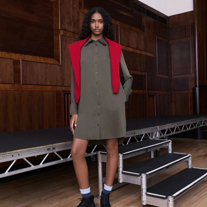 Dior設計師操刀洋裝千元就能入手？Uniqlo話題聯名再登場，這件「襯衫洋裝」是梨形身材救星！