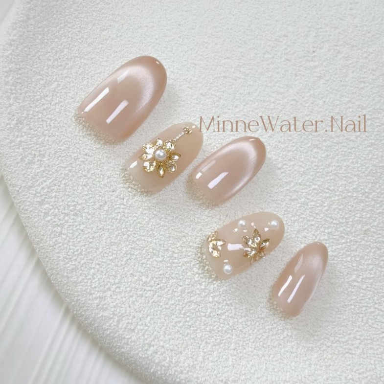 2025裸色貓眼光療美甲推薦10款！漸層、日系雕花低調顯白又氣質