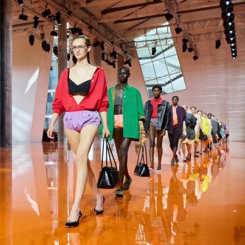 Prada 2026春夏大秀Aespa Karina帥氣現身！5亮點：裙子「這樣穿」更時髦