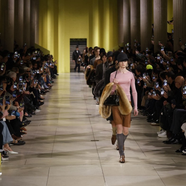  Miu Miu 2025秋冬10款必買單品！薄底鞋依舊搶手，「這款包」張員瑛也愛