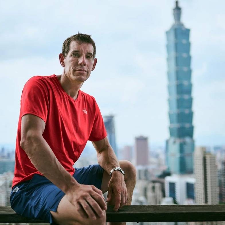 Netflix直播Alex Honnold徒手爬101！手上「這款勞力士」意外成亮點