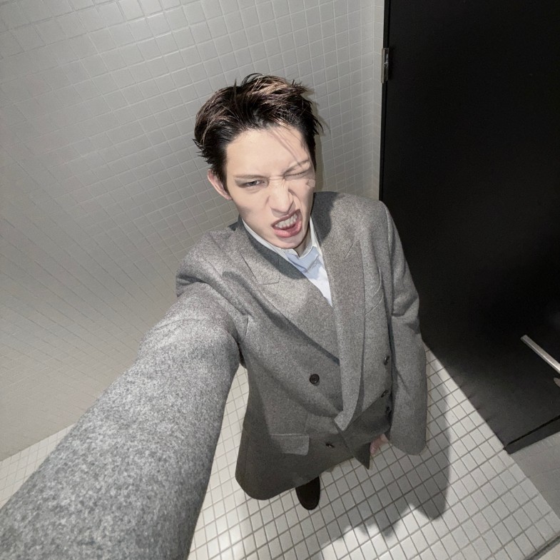 Cortis西裝穿搭是Dior！趙雨凡雙排扣西裝爆紅，新設計師首系列熱搜