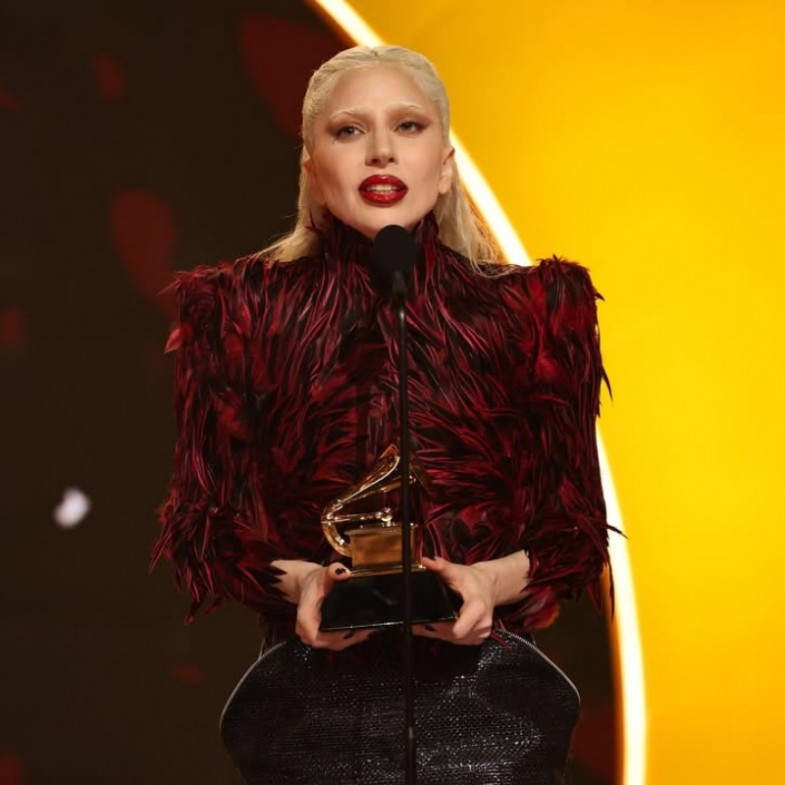Lady Gaga拿下三項大獎！登台「鳥籠裝」背後藏有這個故事！